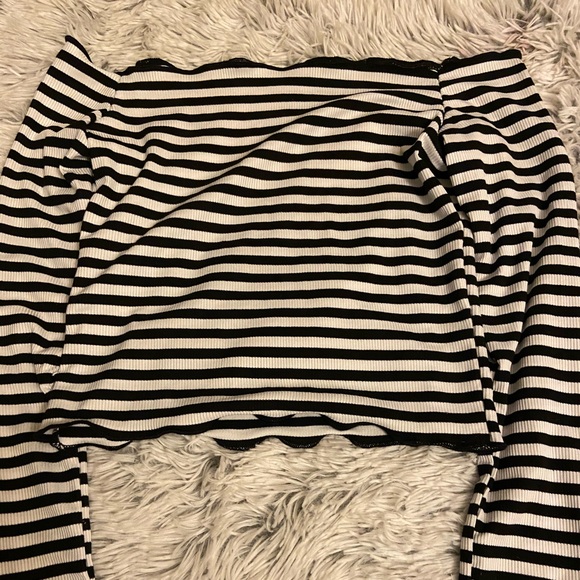 Black and White striped off the shoulders crop top - Picture 1 of 3